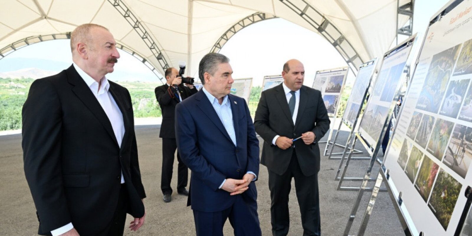Prezident və Qurbanqulu Berdiməhəmmədov Füzuli şəhərinin dağıdılmış yerlərinə baxıblar
