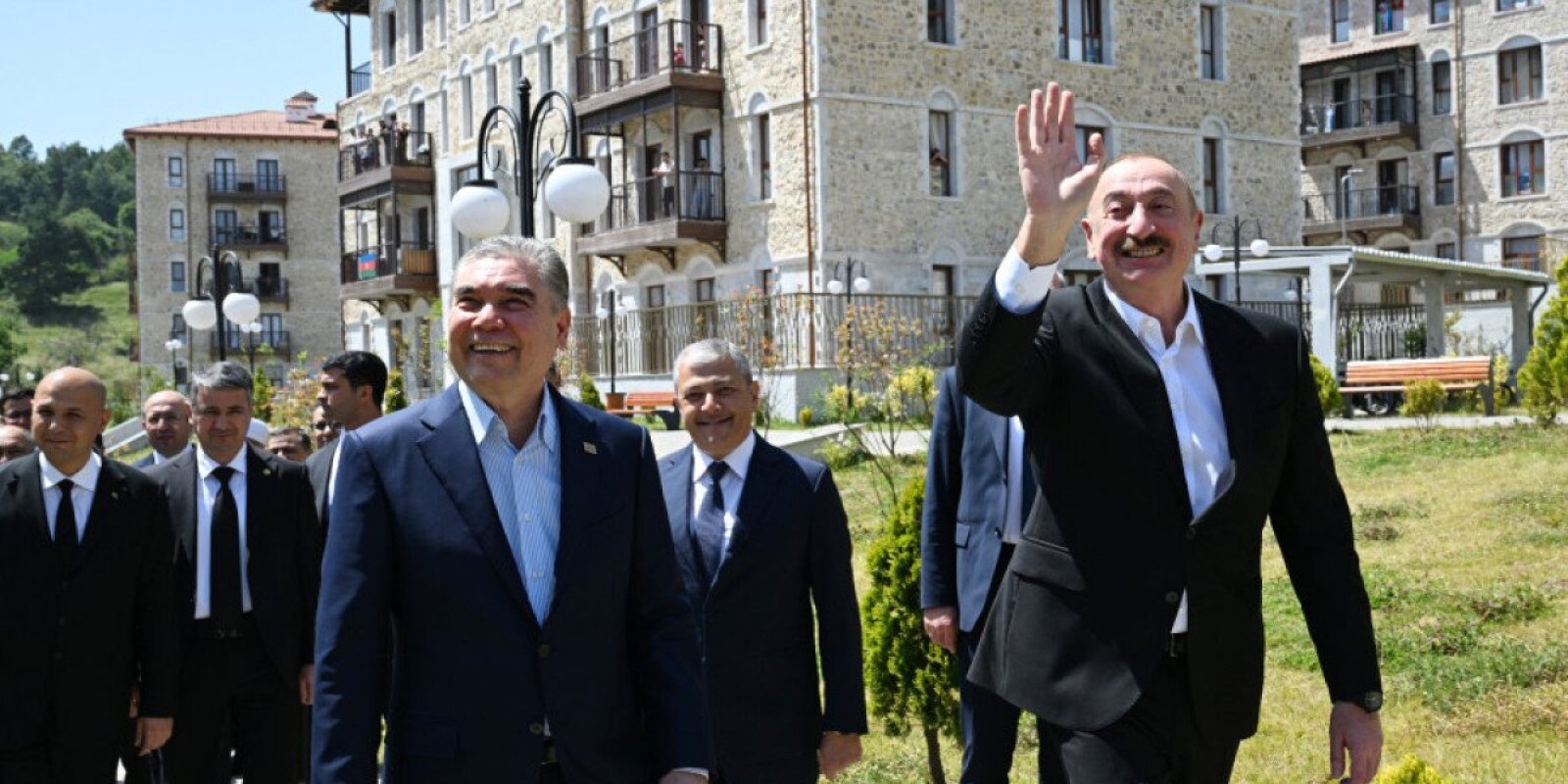 Prezident və Qurbanqulu Berdiməhəmmədov Şuşada inşa edilmiş birinci yaşayış kompleksində olublar