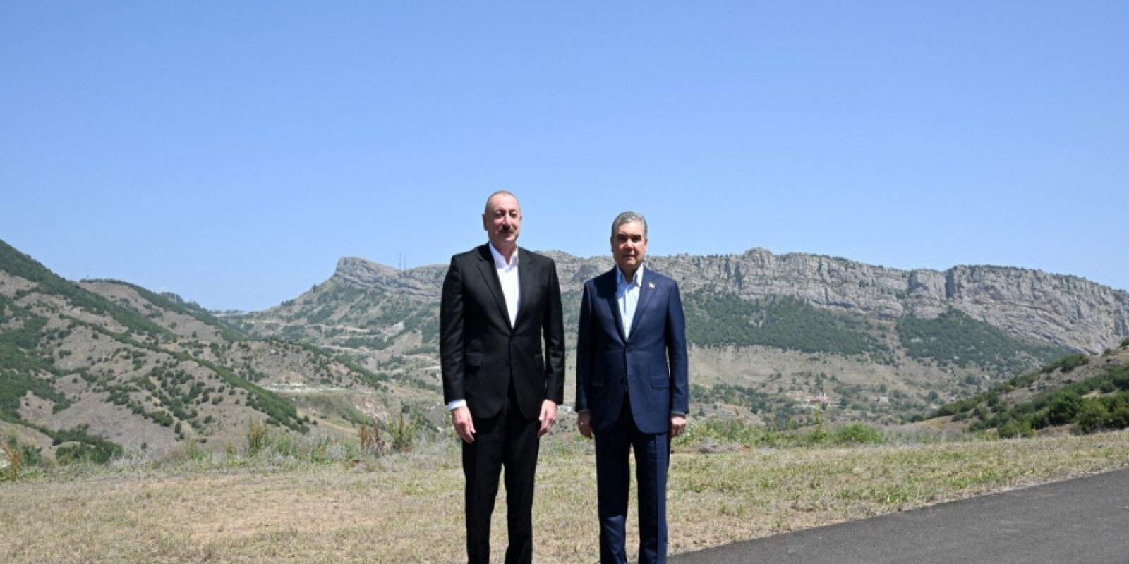 Prezident və Qurbanqulu Berdiməhəmmədov Şuşanın Daşaltı kəndinin fonunda şəkil çəkdiriblər